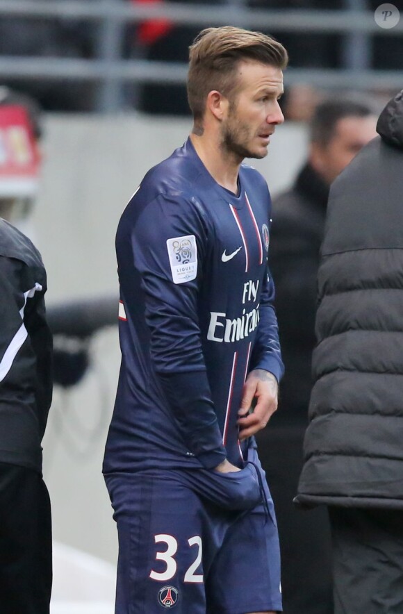 David Beckham vérifie que tout est en place lors du match perdu par le Paris Saint-Germain (1-0) face à Reims le 2 mars 2013, à Reims