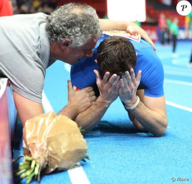 Renaud Lavillenie, en pleurs et réconforter par son entraîneur alors que son saut à 6,07 m vient d'être invalidé lors de sa victoire lors des Championnats d'Europe d'athlétisme indoor au Scandinavium Arena de Göteborg le 3 mars 2013 lors du concours du saut à la perche