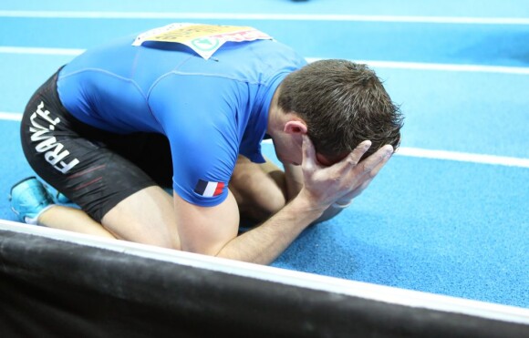 Renaud Lavillenie effondré après sa déception malgré sa victoire lors des Championnats d'Europe d'athlétisme indoor au Scandinavium Arena de Göteborg le 3 mars 2013 lors du concours du saut à la perche
