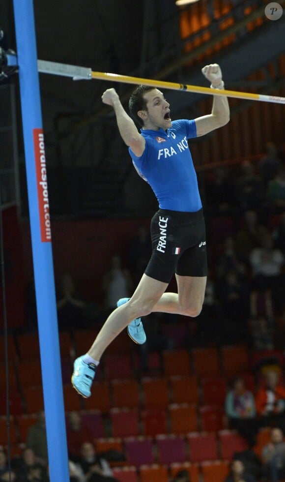 Renaud Lavillenie heureux lors de sa victoire lors des Championnats d'Europe d'athlétisme indoor au Scandinavium Arena de Göteborg le 3 mars 2013 lors du concours du saut à la perche