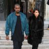 Kim Kardashian, enceinte, et son compagnon Kanye West dans les rues de Paris. Le 4 mars 2013.