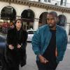 Kim Kardashian, enceinte, et son compagnon le rappeur Kanye West dans les rues de Paris. Le 4 mars 2013.