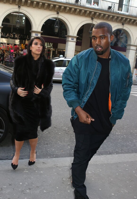 Kim Kardashian, enceinte, et son compagnon le rappeur Kanye West dans les rues de Paris. Le 4 mars 2013.