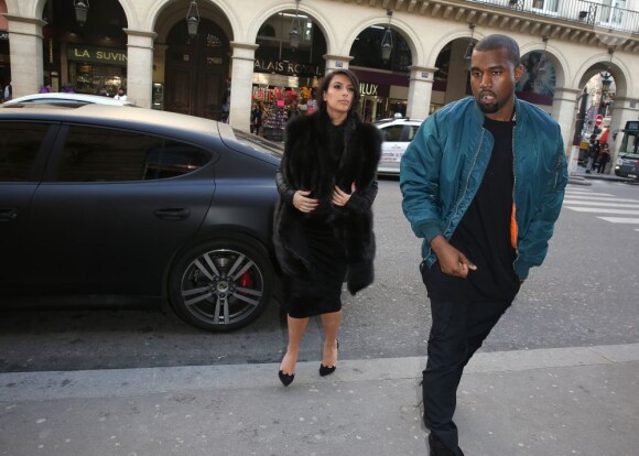 Kim Kardashian, enceinte, et son compagnon Kanye West à Paris. Le 4 mars 2013.