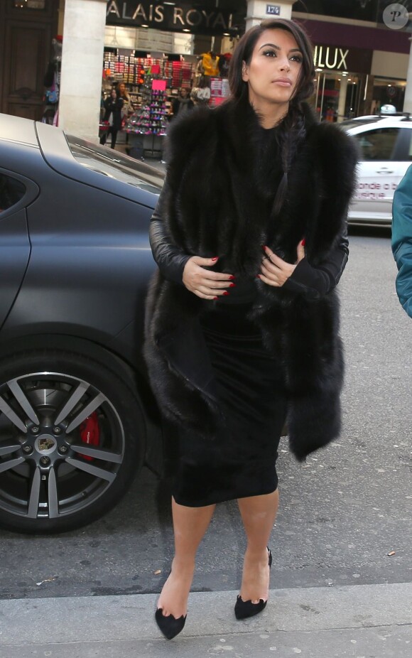 Kim Kardashian, enceinte, et Kanye West dans les rues de Paris. Le 4 mars 2013.