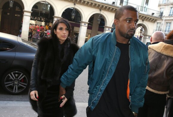 Kim Kardashian, enceinte, et son compagnon Kanye West dans les rues de Paris. Le 4 mars 2013. Ils sont dans la capitale afin de participer à la fashion week parisienne. 
