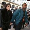 Kim Kardashian, enceinte, et son compagnon Kanye West dans les rues de Paris. Le 4 mars 2013.