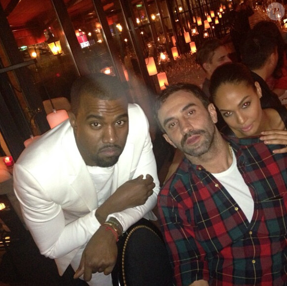 Kim Kardashian à une soirée avec son compagnon Kanye West et Riccardo Tisci, directeur de la création chez Givenchy.