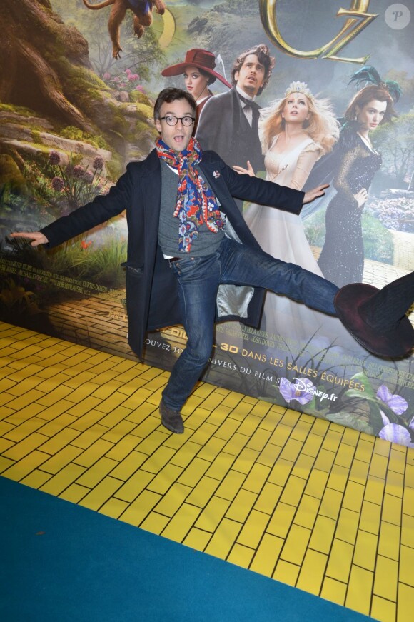 Jonathan Lambert se prête au jeu du tapis rouge pour l'avant-première du film Le Monde Fantastique d'Oz au Pathé Wepler à Paris, le 4 mars 2013.