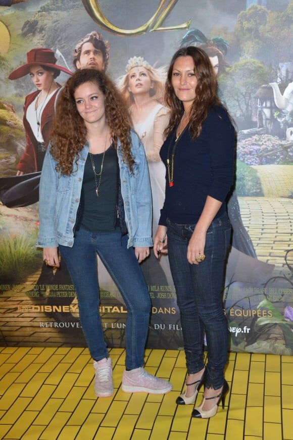 L'actrice Karole Rocher et sa fille Barbara lors de l'avant-première du film Le Monde Fantastique d'Oz au Pathé Wepler à Paris, le 4 mars 2013.