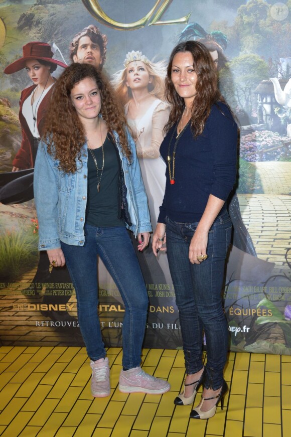 Même sourire et même visage pour la mère et la fille Karole Rocher et Barbara pendant l'avant-première du film Le Monde Fantastique d'Oz au Pathé Wepler à Paris, le 4 mars 2013.