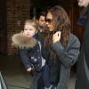 Victoria Beckham et ses enfants Brooklyn et Harper arrivent à Londres le 22 février 2013.