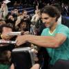 Rafael Nadal en pleine séance d'autographes lors d'un match exhibition face à Juan Martin Del Potro au the BNP Paribas Showdown qui se disputait au Madison Square Garden de New York le 4 mars 2013