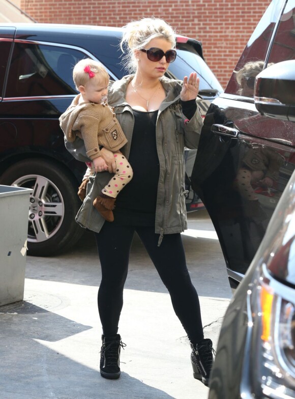 Jessica Simpson, enceinte, son fiancé Eric Johnson et leur fille Maxwell vont déjeuner au restaurant à Studio City, le 18 février 2013.