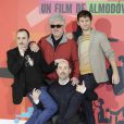 Pedro Almodovar et les acteurs (Javier Camara en bas, Carlos Areces à gauche et Raul Arevalo à droite) du film Les Amants Passagers à Madrid le 6 mars 2013.
