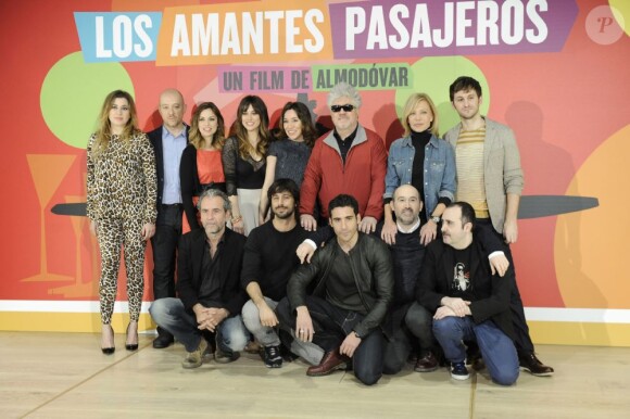 Pedro Almodovar et la distribution quasi complète de son film choral Les Amants Passagers à Madrid, le 6 mars 2013.