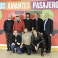 Pedro Almodovar entouré de ses acteurs à l'avant-première du film Les Amants Passagers à Madrid, le 6 mars 2013.