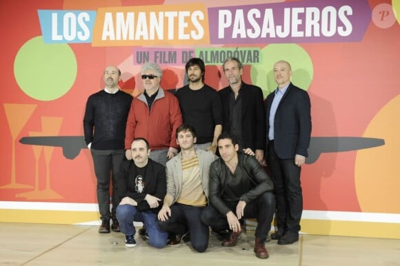 Pedro Almodovar entouré de ses acteurs à l'avant-première du film Les Amants Passagers à Madrid, le 6 mars 2013.