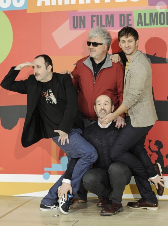 Pedro Almodovar et ses délirants acteurs lors de l'avant-première du film Les Amants Passagers à Madrid, le 6 mars 2013.