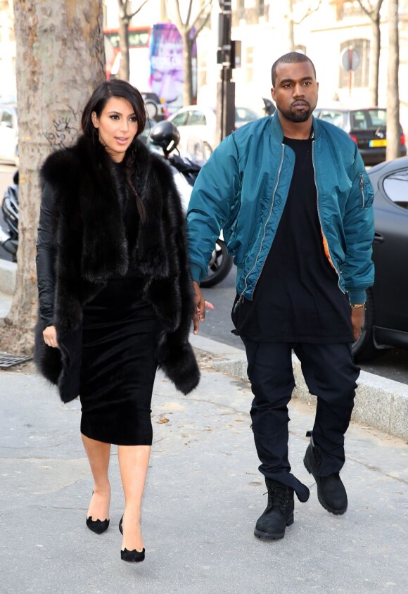 La star de télé-réalité Kim Kardashian et son compagnon Kanye West dans les rues de Paris. Le 4 mars 2013.