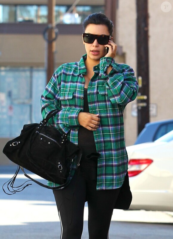 Kim Kardashian se rend à son cours de gym à Studio City, le 28 février 2013. Elle ne lâche pas son téléphone.