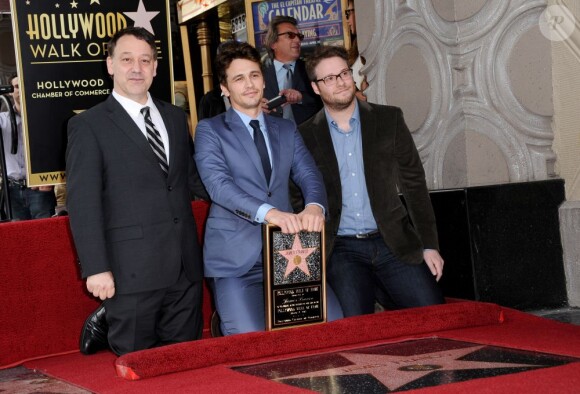 Sam Raimi et Seth Rogen au côté de James Franco et son étoile sur le Hollywood Walk of Fame à Los Angeles, le 7 mars 2013.