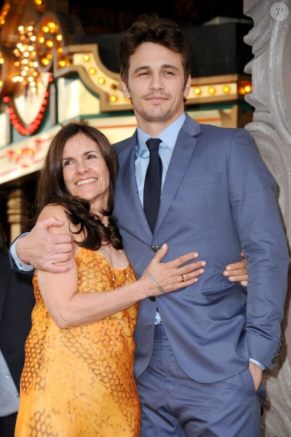 Betsy Lou Franco avec son fils pour fêter son étoile sur le Hollywood Walk of Fame à Los Angeles, le 7 mars 2013.