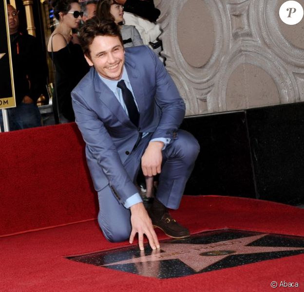 James Franco savoure son étoile sur le Hollywood Walk of Fame à Los Angeles, le 7 mars 2013.