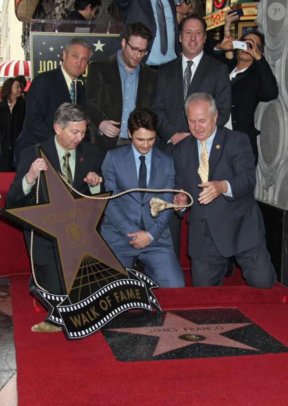 James Franco découvre son étoile sur le Hollywood Walk of Fame à Los Angeles, le 7 mars 2013.