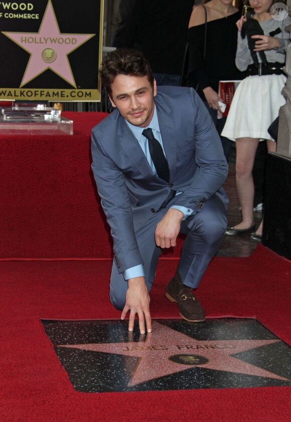 James Franco et sa plaque inscrit dans l'Histoire via son étoile sur le Hollywood Walk of Fame à Los Angeles, le 7 mars 2013.
