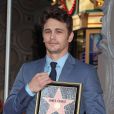 James Franco avec sa petite étoile sur le Hollywood Walk of Fame à Los Angeles, le 7 mars 2013.