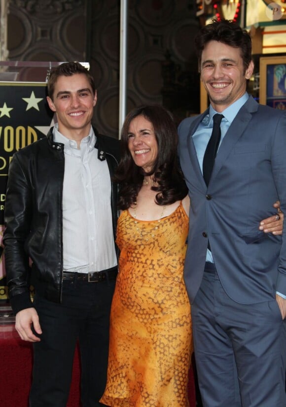 James Franco félicités par sa mère Betsy et son petit frère Dave après avoir reçu son étoile sur le Hollywood Walk of Fame à Los Angeles, le 7 mars 2013.