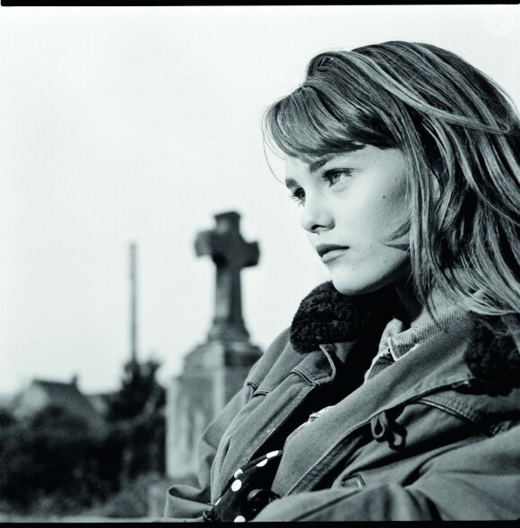 Vanessa Paradis, prise en photographie à la fin des années 1980 par Pierre Terrasson. Série inédite avec un cimetière en fond, chez Pierre Bourquin à la Chapelle d'Houllefort.