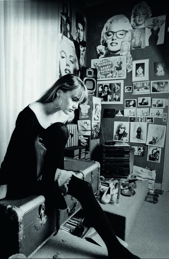 Vanessa Paradis, prise en photographie à la fin des années 1980 par Pierre Terrasson. Villiers-sur-Marne - Dans la chambre de Vanessa - janvier 1989.