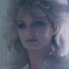 Bonnie Tyler dans le clip de Total Eclipse of the Heart, sorti en 1983.