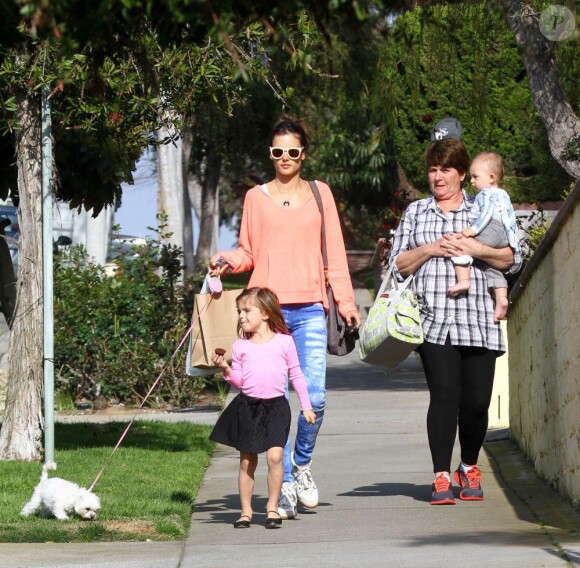 Alessandra Ambrosio et ses enfants Anja et Noah dans les rues de Los Angeles, le 4 mars 2013.