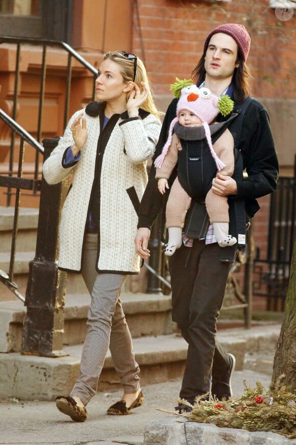 Sienna Miller et Tom Sturridge se baladent avec leur fille Marlowe à New York le 9 mars 2013.