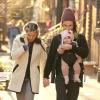 Sienna Miller et son fiancé Tom Sturridge se baladent avec leur fille Marlowe à New York le samedi 9 mars 2013.