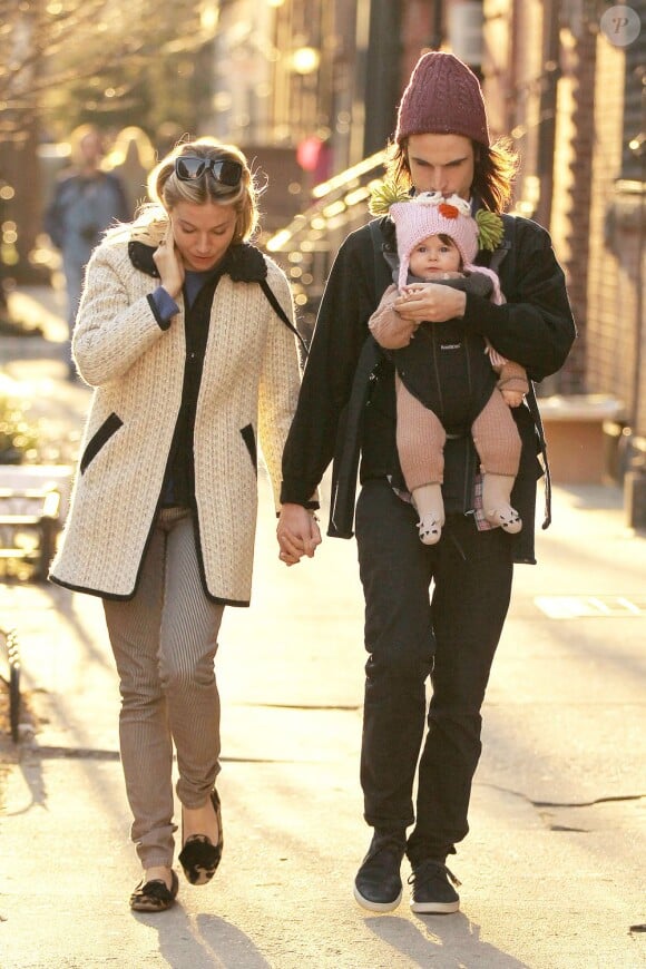 Sienna Miller et son fiancé Tom Sturridge se baladent avec leur fille Marlowe à New York le samedi 9 mars 2013.