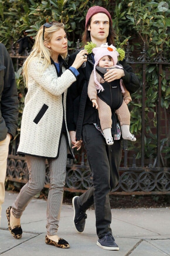 Sienna Miller et son fiancé Tom Sturridge se baladent avec leur bébé Marlowe à New York le 9 mars 2013.