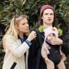 L'actrice Sienna Miller et son fiancé Tom Sturridge se baladent avec leur fille Marlowe à New York le 9 mars 2013.