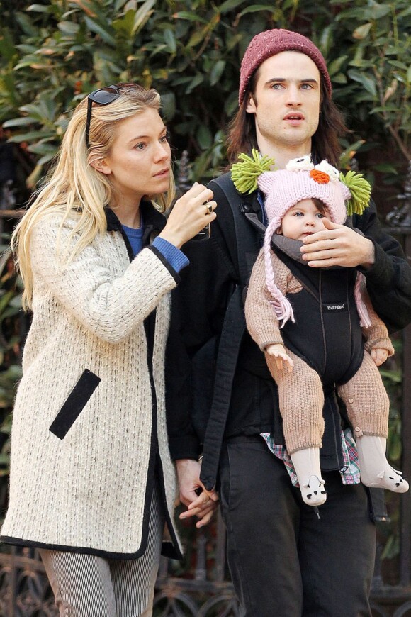 L'actrice Sienna Miller et son fiancé Tom Sturridge se baladent avec leur fille Marlowe à New York le 9 mars 2013.