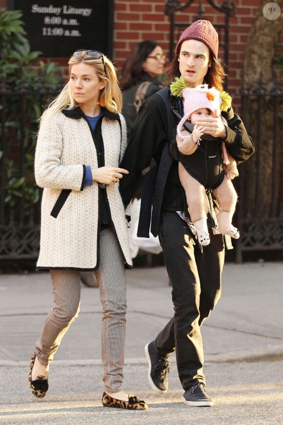 Sienna Miller et son fiancé Tom Sturridge se baladent avec leur fille Marlowe à New York le 9 mars 2013.