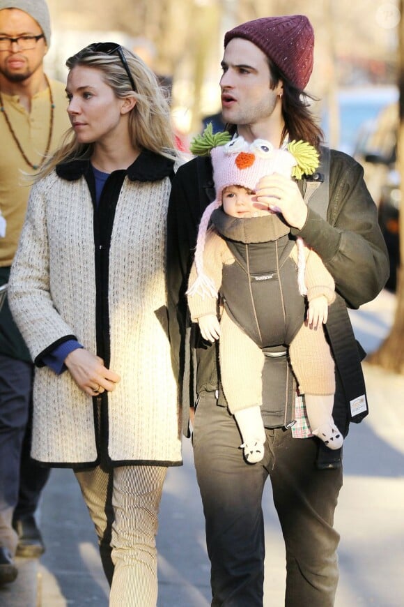 L'actrice anglaise Sienna Miller et son fiancé Tom Sturridge se baladent avec leur fille Marlowe à New York le 9 mars 2013.