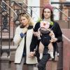 Sienna Miller et son fiancé Tom Sturridge se baladent avec leur fille Marlowe à New York le 9 mars 2013.