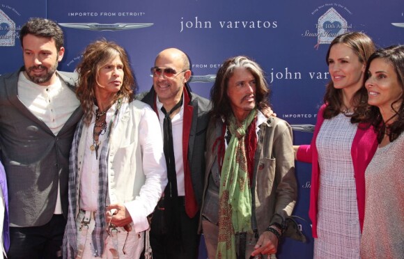 Ben Affleck, Steven Tyler, John Varvatos, Joe Perry, Jennifer Garner et Joyce Varvatos posent pour le Stuart House Benefit à Los Angeles, le 10 mars 2013.