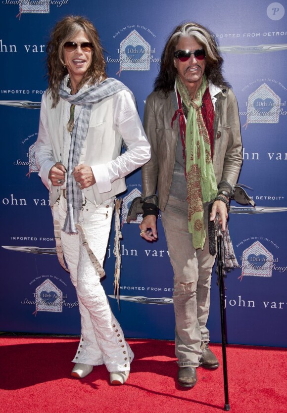 Steven Tyler et Joe Perry posent au Stuart House Benefit à Los Angeles, le 10 mars 2013.