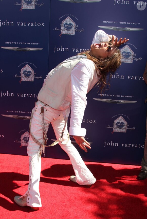 Steven Tyler pose lors du Stuart House Benefit à Los Angeles, le 10 mars 2013.