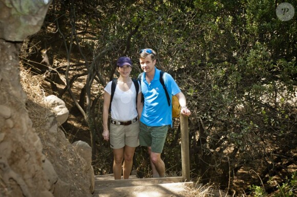 Le prince héritier Frederik de Danemark et son épouse Mary lors d'un trek près de Santiago au Chili, dans le parc de Quebrada de Macul le 10 mars 2013