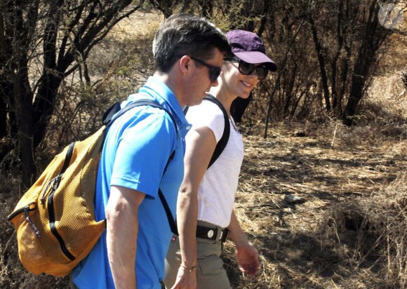 Le prince Frederik de Danemark et son épouse Mary lors d'un trek près de Santiago au Chili, dans le parc de Quebrada de Macul le 10 mars 2013